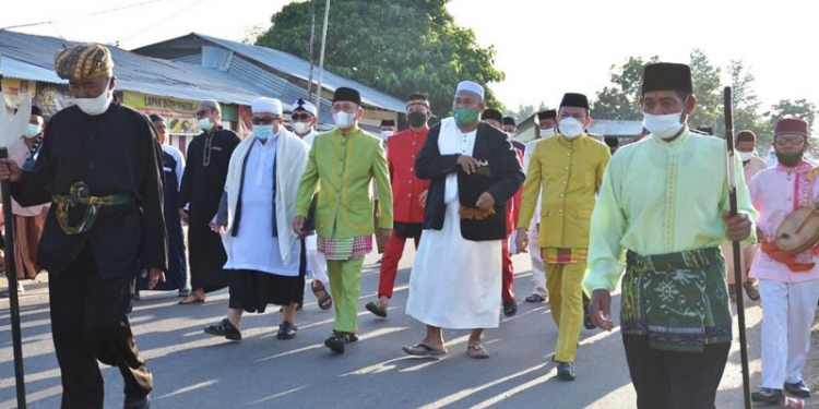 Bupati Pohuwato, Saiful A Mbuinga Bersama jajaran Pemerintahan di Sambut oleh Pemangku adat setempat.(Foto Istimewa)