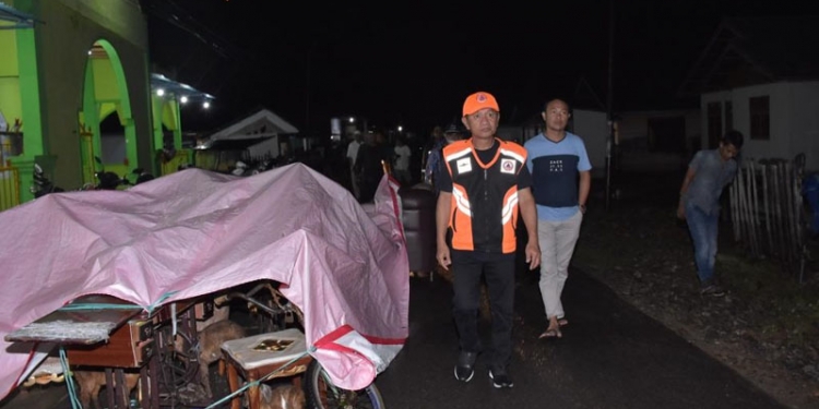 Bupati Pohuwato, Saipul Mbuinga, meninjau kondisi banjir yang melanda Kecamatan Dengilo, dan Kecamatan Paguat, Kabupaten Pohuwato. (Kominfo Pohuwato)