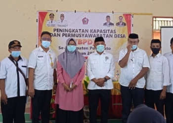 Ketua DPRD, Nasir Giasi bersama Anggota BPD dan ketua Pemberdayaan Masyarakat Desa Pohuwato.