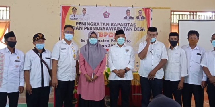Ketua DPRD, Nasir Giasi bersama Anggota BPD dan ketua Pemberdayaan Masyarakat Desa Pohuwato.