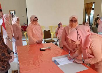 Pjs Sekretaris Daerah Kabupaten Pohuwato, Zukri Surotinojo, menyaksikan sertijab Ketua DWP Pohuwato, Jumat (9/7/2021).