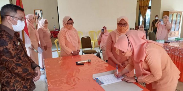 Pjs Sekretaris Daerah Kabupaten Pohuwato, Zukri Surotinojo, menyaksikan sertijab Ketua DWP Pohuwato, Jumat (9/7/2021).