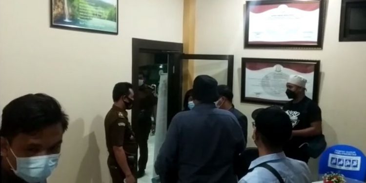 Direktur Argo Pratama, MDjM (kemeja warna navy) bersiap keluar dari ruang pemeriksaan Kejaksaan Negeri (Kejari) Kabupaten Gorontalo usai pemeriksaan pasca ditetapkan sebagai tersangka kasus kredit BSG Limboto, Rabu (14/7/2021). (putra/gopos)
