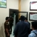 Direktur Argo Pratama, MDjM (kemeja warna navy) bersiap keluar dari ruang pemeriksaan Kejaksaan Negeri (Kejari) Kabupaten Gorontalo usai pemeriksaan pasca ditetapkan sebagai tersangka kasus kredit BSG Limboto, Rabu (14/7/2021). (putra/gopos)