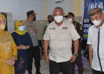 Bupati Pohuwato, Saipul Mbuinga (kanan) bersama wakil Bupati Pohuwato, Suharsi Igirisa (kiri), mendampingi Gubernur Gorontalo, Rusli Habibie, saat meninjau RSBP Pohuwato, Sabtu (10/7/2021).