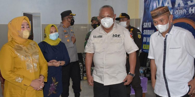 Bupati Pohuwato, Saipul Mbuinga (kanan) bersama wakil Bupati Pohuwato, Suharsi Igirisa (kiri), mendampingi Gubernur Gorontalo, Rusli Habibie, saat meninjau RSBP Pohuwato, Sabtu (10/7/2021).