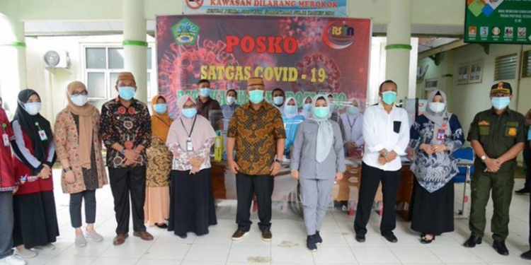 Gubernur Gorontalo, Rusli Habibie, bersama Anggota DPR RI Idah Syahidah meninjau RSTN Boalemo dalam penanganan pasien Covid-19. (Kominfo Provinsi Gorontalo)