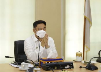 Bupati Bone Bolango Hamim Pou saat menghadiri pemberian penghargaan SIPP Award secara virtual. (Foto Istimewa)