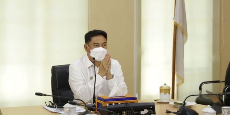Bupati Bone Bolango Hamim Pou saat menghadiri pemberian penghargaan SIPP Award secara virtual. (Foto Istimewa)