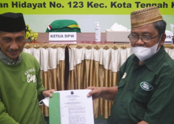 Indra Yasin Resmi Bergabung bersama PPP Sebagai Ketua Dewan Pertimbangan yang ditandai dengan Penyerahan Surat Keputusan (SK) oleh Ketua DPW PPP Provinsi Gorontalo Nelson Pomalingo, di Kantor DPW PPP Provinsi Gorontalo, Minggu (11/7/2021). Foto : Putra/Gopos.