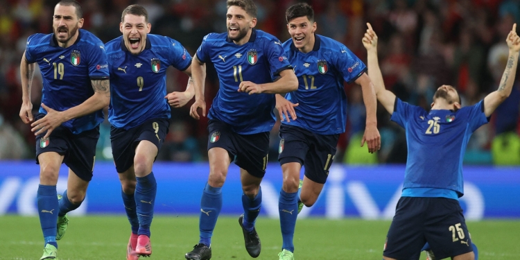 Pemain Italia merayakan kemenangan atas spayol pada Euro 2020 di Stadion Wembley, London, Inggris, Rabu (7/7/2021). (EUFA.com)