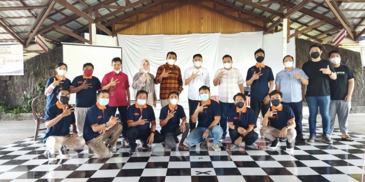 Bupati Bone Bolango, Hamim Pou didampingi Founder Aplikasi KAKRG, Yasin Yusuf dan Co-Founder Irwan Bempah saat foto bersama dengan para kreator konten dan video iklan aplikasi KAKRG. (Foto istimewa)