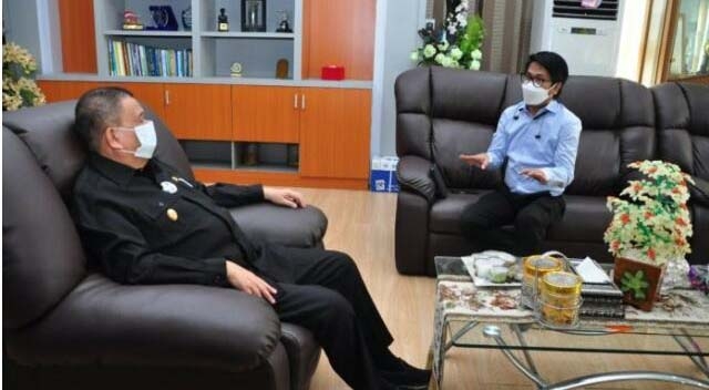 Wagub Gorontalo, Idris Rahim saat menerima kunjungan komisioner KPI Pusat Mohammad Reza (kanan), di ruang kerja Wagub di Gubernuran Gorontalo, Senin (26/7/2021). (Foto: Haris/Kominfo)