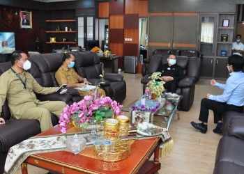Komisioner KPI Pusat Mohammad Reza (kanan), menyampaikan penghentian siaran TV analog di Provinsi Gorontalo yang akan diberlakukan pada Maret 2022 kepada Wagub Gorontalo, Idris Rahim di ruang kerja Wagub di Gubernuran Gorontalo, Senin (26/7/2021). (Foto: Haris/Kominfo)