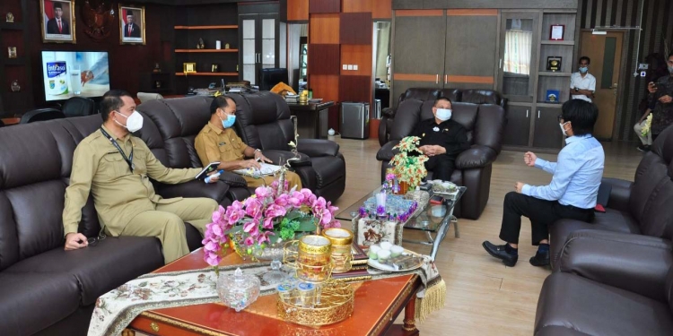 Komisioner KPI Pusat Mohammad Reza (kanan), menyampaikan penghentian siaran TV analog di Provinsi Gorontalo yang akan diberlakukan pada Maret 2022 kepada Wagub Gorontalo, Idris Rahim di ruang kerja Wagub di Gubernuran Gorontalo, Senin (26/7/2021). (Foto: Haris/Kominfo)