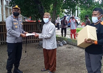 Kapolres Pohuwato, AKBP Joko Sulistiono, menyerahkan bantuan sembako dan sebagian rezeki untuk Pondok Pesantren, serta panti asuhan di wilayah Marisa, Pohuwato. (istimewa)