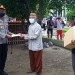 Kapolres Pohuwato, AKBP Joko Sulistiono, menyerahkan bantuan sembako dan sebagian rezeki untuk Pondok Pesantren, serta panti asuhan di wilayah Marisa, Pohuwato. (istimewa)