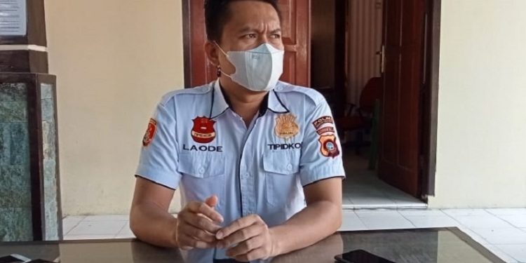 AKP Laode Arwansyah, Kasat Reskrim Polres Gorontalo Kota. Sedang menyiapkan klarifikasi dan pernyataan resmi terkait kasus pembacokan wartawan, melalui Konferensi pers, Kamis (8/7/2021). Foto : Sari/gopos
