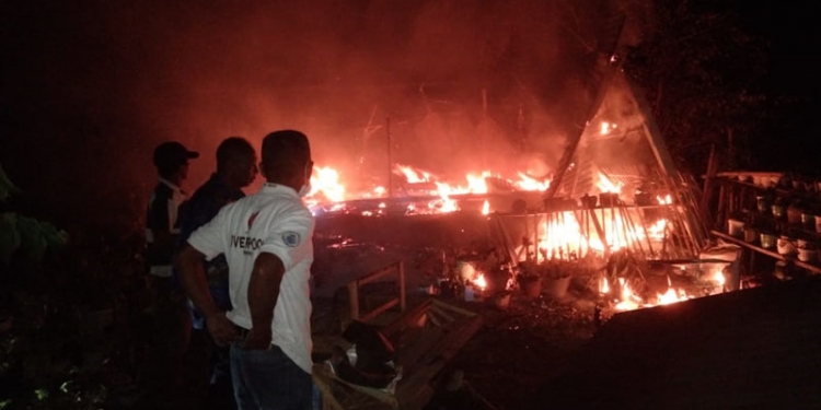 Kebakaran yang menimpa rumah semi permanen milik Tarun (38)  warga Dusun Karang Tengah Desa Harapan Kecamatan Wonosari Kabupaten Boalemo