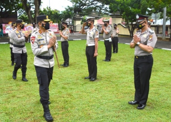 Kapolda Gorontalo, Irjen Pol Akhmad Wiyagus, menyampaikan selamat kepada para personel Polda Gorontalo yang mendapat kenaikan pangkat bertepatan Hari Bhyangkara ke-75. (Humas Polda Gorontalo