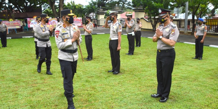 Kapolda Gorontalo, Irjen Pol Akhmad Wiyagus, menyampaikan selamat kepada para personel Polda Gorontalo yang mendapat kenaikan pangkat bertepatan Hari Bhyangkara ke-75. (Humas Polda Gorontalo