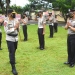Kapolda Gorontalo, Irjen Pol Akhmad Wiyagus, menyampaikan selamat kepada para personel Polda Gorontalo yang mendapat kenaikan pangkat bertepatan Hari Bhyangkara ke-75. (Humas Polda Gorontalo