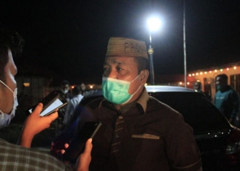 Ketua DPRD Bone Bolango, Halid Tangahu saat dimintai tanggapan terkait penutupan sementara aktivitas pertambangan batu hitam. (Foto Irul/Kominfo)