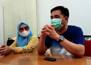 Ketua DPRD Kota Gorontalo, Hardi Sidiki, didampingi Ketua Kerukunan Keluarga Anggota Dewan (KKAD) Kota Gorontalo, Herlina Sidiki Ikano. Foto : Sari/gopos