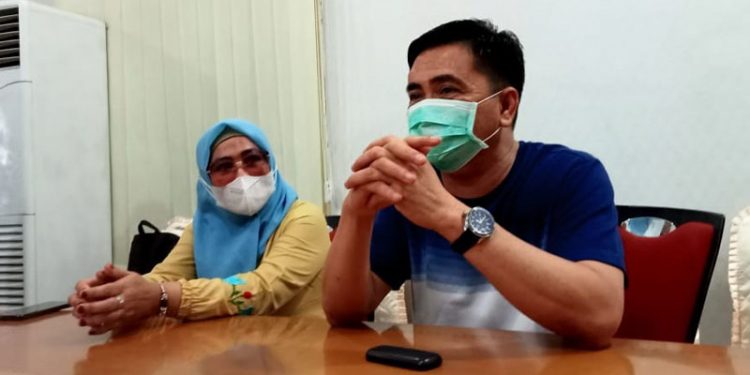 Ketua DPRD Kota Gorontalo, Hardi Sidiki, didampingi Ketua Kerukunan Keluarga Anggota Dewan (KKAD) Kota Gorontalo, Herlina Sidiki Ikano. Foto : Sari/gopos
