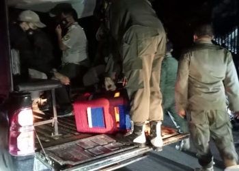 Petugas tim gabungan Satgas Covid-19 mengangkut kursi milik PKL makanan yang ada di depan UNG lantaran dinilai abai terhadap ketentuan PPKM, Jumat (9/7/2021). (Sari/gopos)