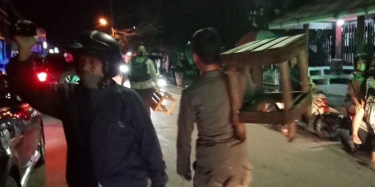 Lapak pedagang di depan UNG