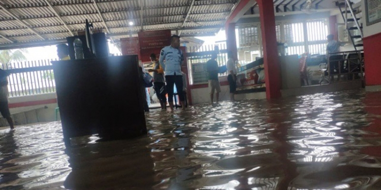 Situasi di Lapas Gorontalo digenangi luapan air pasca hujan mengguyur wilayah Gorontalo sepanjang hari, Sabtu (3/7/2021). (istimewa)