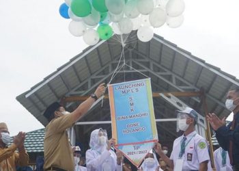 Launching dan pembukaan Masa Pengenalan Lingkungan Sekolah (MPLS) SMK Bina Mandiri Bone Bolango yang dilakukan langsung oleh Bupati Bone Bolango, Hamim Pou ditandai dengan pelepasan balon udara. (Foto Istimewa)