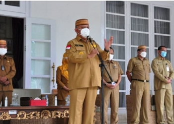 Gubernur Gorontalo Rusli Habibie didampingi Sekda dan sejumlah pimpinan OPD saat memberi keterangan pers di Halaman Rumah Jabatan, Senin (12/7/2021). Rusli meminta dukungan masyarakat untuk taat protokol kesehatan untuk mencegah lonjakan pasien covid-19 di daerah. (Foto:  Istimewa).