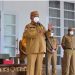 Gubernur Gorontalo Rusli Habibie didampingi Sekda dan sejumlah pimpinan OPD saat memberi keterangan pers di Halaman Rumah Jabatan, Senin (12/7/2021). Rusli meminta dukungan masyarakat untuk taat protokol kesehatan untuk mencegah lonjakan pasien covid-19 di daerah. (Foto: Istimewa).