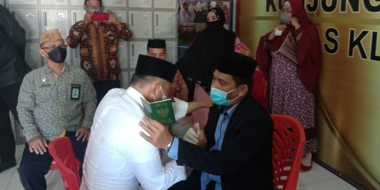 Prosesi akad nikah Ismail Suratinoyo yang berlangsung di dalam Lapas Kelas II A Gorontalo, Jumta (30/7/2021). (istimewa)