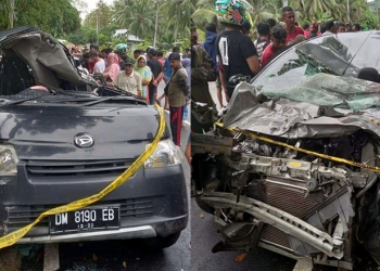 Kondisi mobil Daihatsu Gran Max (kiri) dan Datsun Go (kanan) mengalami ringsek berat setelah terlibat tabrakan di jalan raya Tilamuta, Boalemo, Gorontalo, Sabtu (3/7/2021). (istimewa)