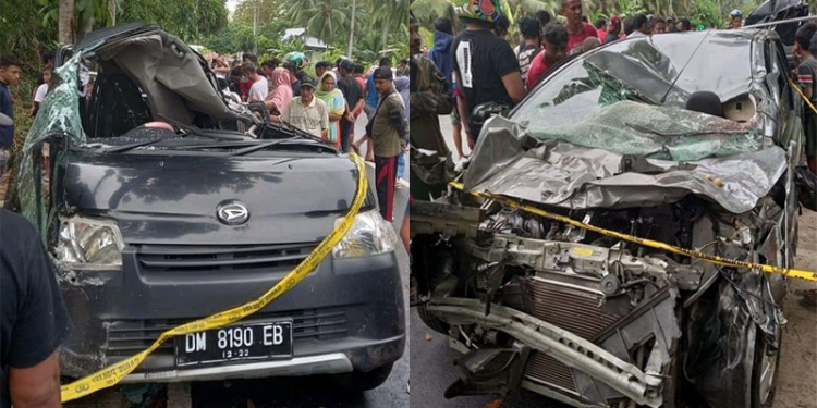 Kondisi mobil Daihatsu Gran Max (kiri) dan Datsun Go (kanan) mengalami ringsek berat setelah terlibat tabrakan di jalan raya Tilamuta, Boalemo, Gorontalo, Sabtu (3/7/2021). (istimewa)