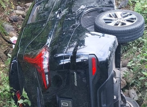 Kondisi mobil terbalik di  perbatasan Desa Polohungo dan Tanah Putih, Boalemo. (istimewa)