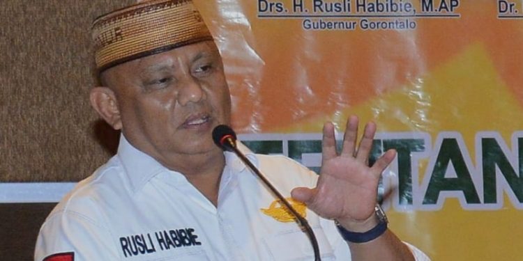 Gubernur Gorontalo Rusli Habibie saat memberi sambutan pada Sosialisasi Pergub 18 Tahun 2021 tentang Sistem dan Prosedur Pengelolaan Keuangan Daerah bertempat di Novotel, Kota Manado, Sulawesi Utara, Jumat (2/7/2021). Ia memotivasi pejabat pengelola keuangan dan bendahara untuk terus berkinerja baik untuk mempertahankan opini Wajar Tanpa Pengecualian. (Foto:Istimewa).