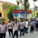 Pihak Polres Gorontalo Kota sedang membubarkan massa aksi yang tengah berorasi di depan kantor Dinas Kesehatan Provinsi Gorontalo, Jum'at (23/7/2021) (Foto: Sari/gopos)