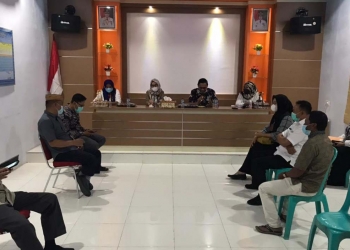Suasana pertemuan Komisi I DPRD Provinsi Gorontalo didampingi tim dari Diskominfotik Provinsi Gorontalo dengan kepala desa dan perangkat desa Toto Utara, Kabupaten Bone Bolango, Rabu (28/7/2021).