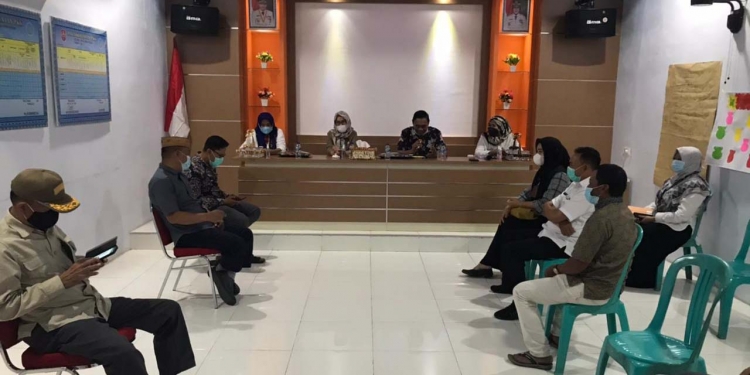 Suasana pertemuan Komisi I DPRD Provinsi Gorontalo didampingi tim dari Diskominfotik Provinsi Gorontalo dengan kepala desa dan perangkat desa Toto Utara, Kabupaten Bone Bolango, Rabu (28/7/2021).