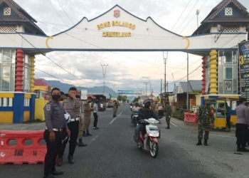 Personil gabungan yang terdiri dari TNI,Polri, BPBD, Satpol PP, Dinas Perhubungan, dan Dinas Kesehatan Kabupaten Bone Bolango saat melakukan penertiban protokol kesehatan di Kelurahan Pauwo.