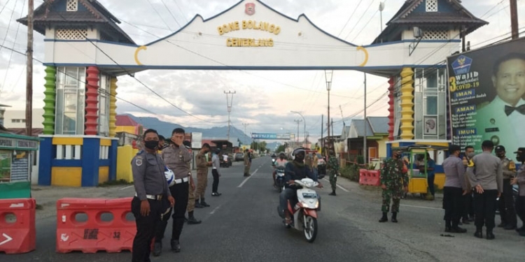 Personil gabungan yang terdiri dari TNI,Polri, BPBD, Satpol PP, Dinas Perhubungan, dan Dinas Kesehatan Kabupaten Bone Bolango saat melakukan penertiban protokol kesehatan di Kelurahan Pauwo.