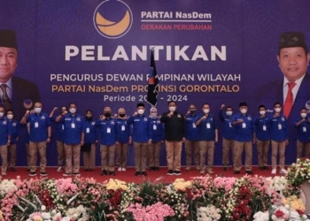 Ketua Badan Pemilu Wilayah Sulawesi Partai NasDem, Rachmat Gobel didampingi Ketua Dewan Pimipinan Wilayah Partai NasDem Provinsi Gorontalo, Hamim Pou beserta para pengurus DPW usai dilakukan pelantikan. (Foto Andy Mellu)