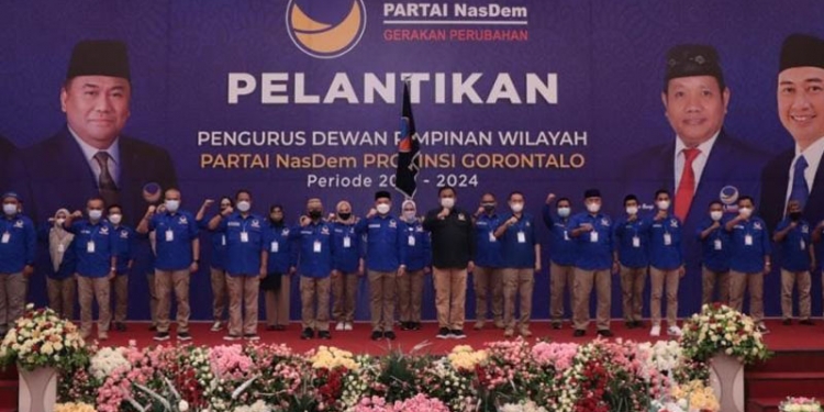 Ketua Badan Pemilu Wilayah Sulawesi Partai NasDem, Rachmat Gobel didampingi Ketua Dewan Pimipinan Wilayah Partai NasDem Provinsi Gorontalo, Hamim Pou beserta para pengurus DPW usai dilakukan pelantikan. (Foto Andy Mellu)