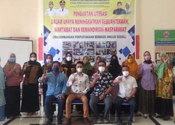 Dinas Perpustakaan-PKK Pohuwato Beri Pelatihan Foto Produk Penjual Online