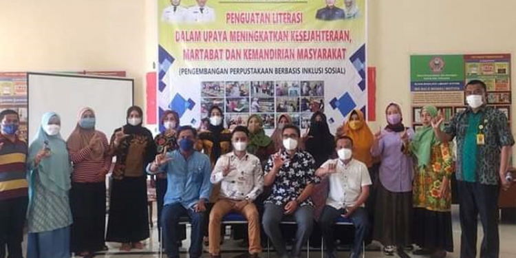 Dinas Perpustakaan-PKK Pohuwato Beri Pelatihan Foto Produk Penjual Online