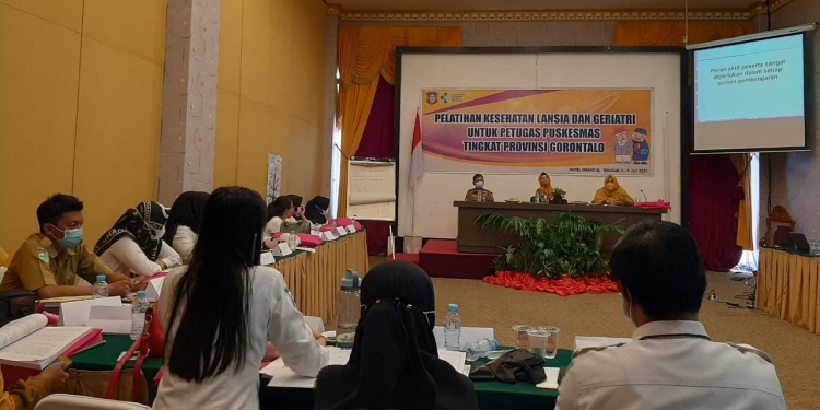Pelatihan kesehatan Lanjut Usia (Lansia), dan geriatri untuk petugas Puskesmas tingkat Provinsi Gorontalo, Senin (5/7/2021). Foto :(Tim Infokom)